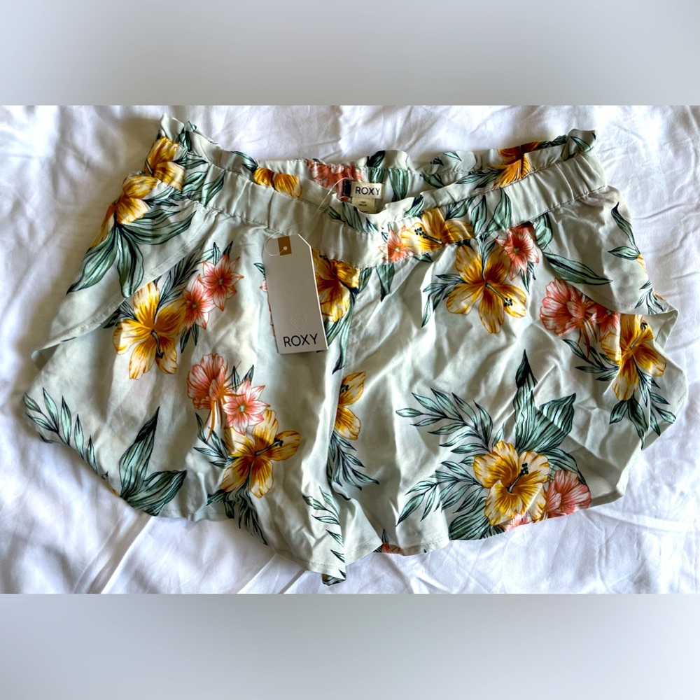 NWT:Roxy Shorts Tropical Colors